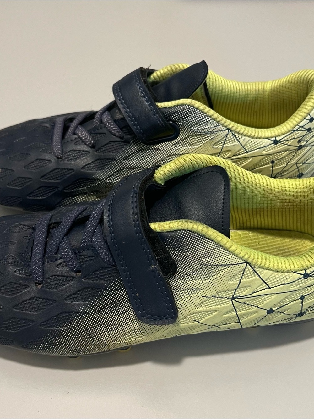 Jabasic kids soccer  cleats in a black and yellow color size 5Y